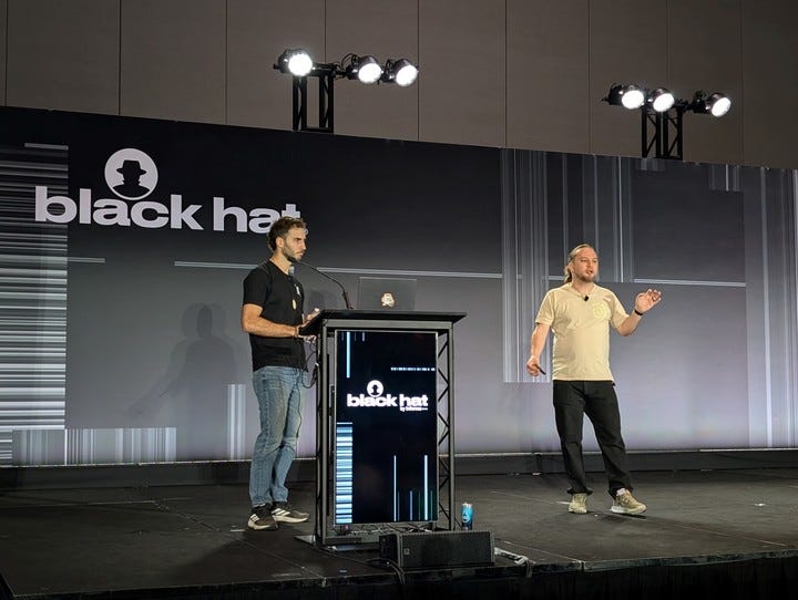 Gastón Aznarez (izquierda) y Federico Kirschbaum (derecha) durante la exposición en Black Hat USA 2026. Foto: Juan Brodersen Gastón Aznarez (izquierda) y Federico Kirschbaum (derecha) durante la exposición en Black Hat USA 2026. Foto: Juan Brodersen