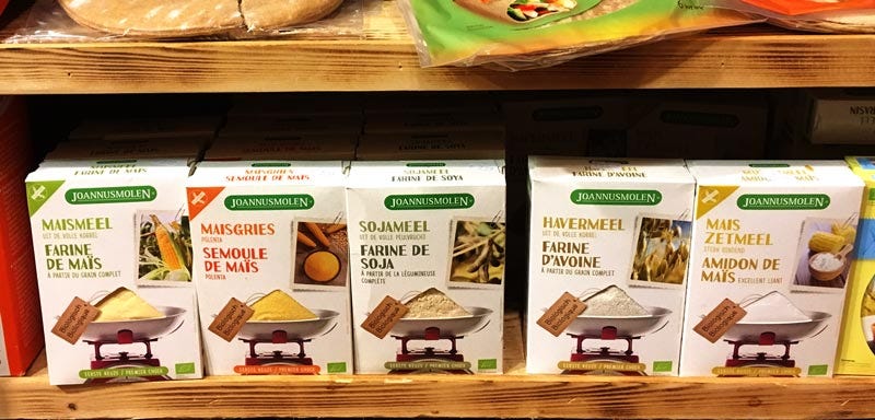 Fubá e maizena em um supermercado na Holanda Fubá e maizena em um supermercado na Holanda