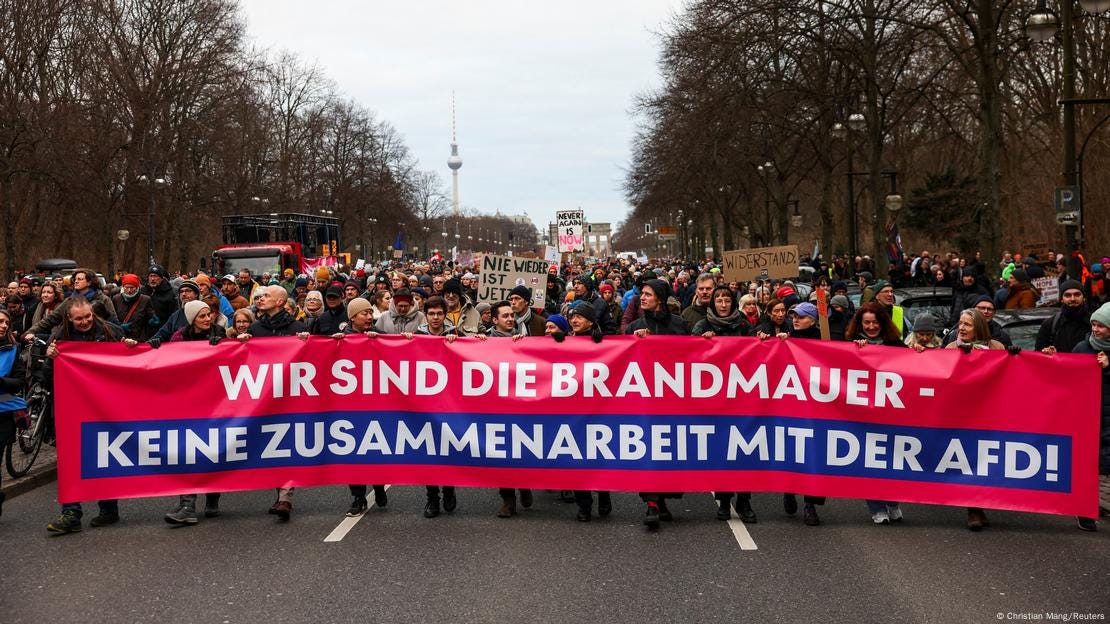 Viele Menschen tragen ein Transparent, auf dem steht "Wir sind die Brandmauer - Keine Zusammenarbeit mit der AfD" Viele Menschen tragen ein Transparent, auf dem steht "Wir sind die Brandmauer - Keine Zusammenarbeit mit der AfD"