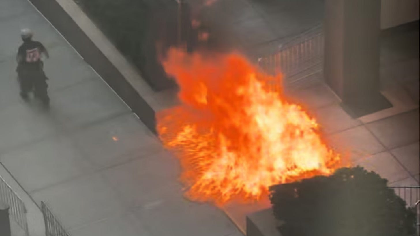 NYC smoke bomb: FBI says man who set fire outside 26 Federal Plaza in Lower Manhattan is Army veteran - ABC7 New York NYC smoke bomb: FBI says man who set fire outside 26 Federal Plaza in Lower Manhattan is Army veteran - ABC7 New York