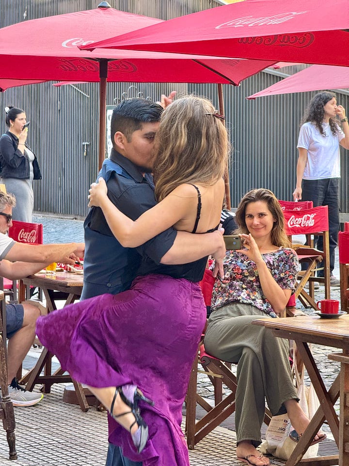 Dos fotos. En la de la izquierda una pareja baila tango. En la de la derecha, una fila de policías cruza la calle lista para reprimir una protesta. Foto propia.