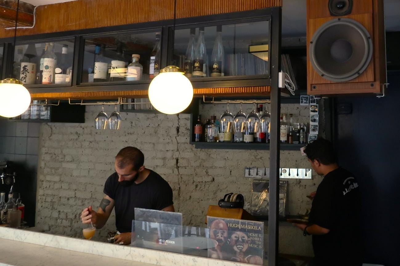 人, 屋内, 男, キッチン が含まれている画像

AI 生成コンテンツは誤りを含む可能性があります。