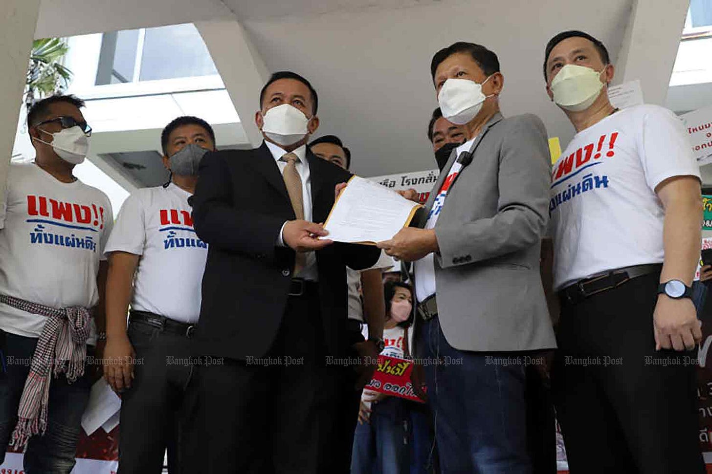 At Government House's complaint centre on Wednesday, representatives of the Land Transport Federation of Thailand submit a written request for the government to continue capping the diesel price at 30 baht per litre for a year from May. Otherwise, they said they would immediately raise their freight charges by 20%. (Photo: Chanat Katanyu)
