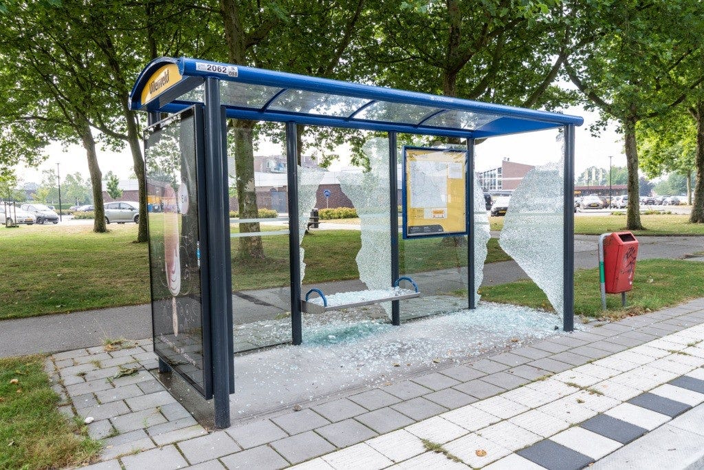 Bushokje vernield aan de Veldstukken in Emmen — Emmen112