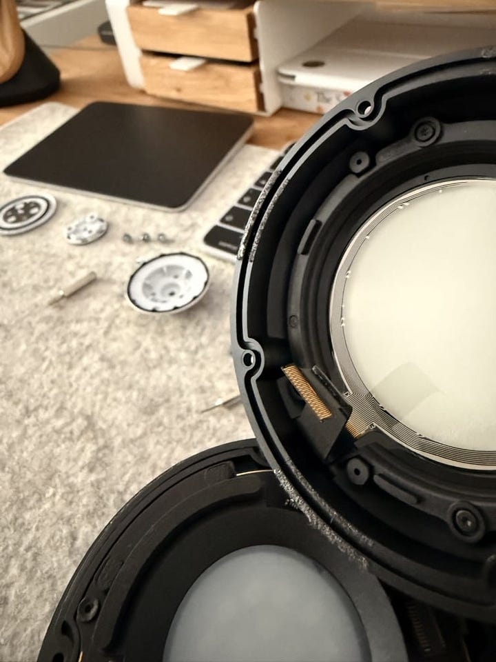 Na zdjęciach rozebrany HomePod mini, któremu w prosty sposób przedłużyłem życie.