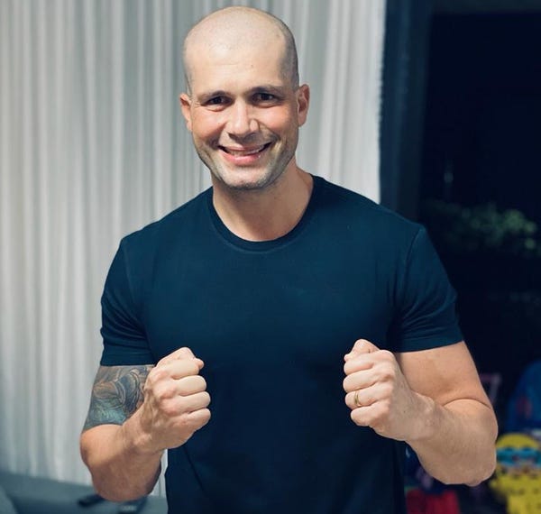 Jayme Reisen, de cabelo raspado, durante o tratamento do câncer descoberto em abril de 2022
