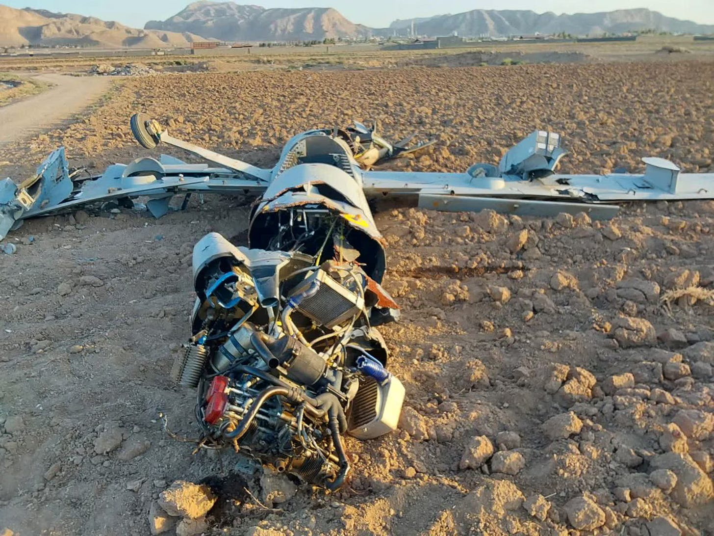 Um drone destruído, que o Exército iraniano diz pertencer a Israel, é visto em Isfahan, Irã, nesta imagem obtida em 18 de junho de 2025.