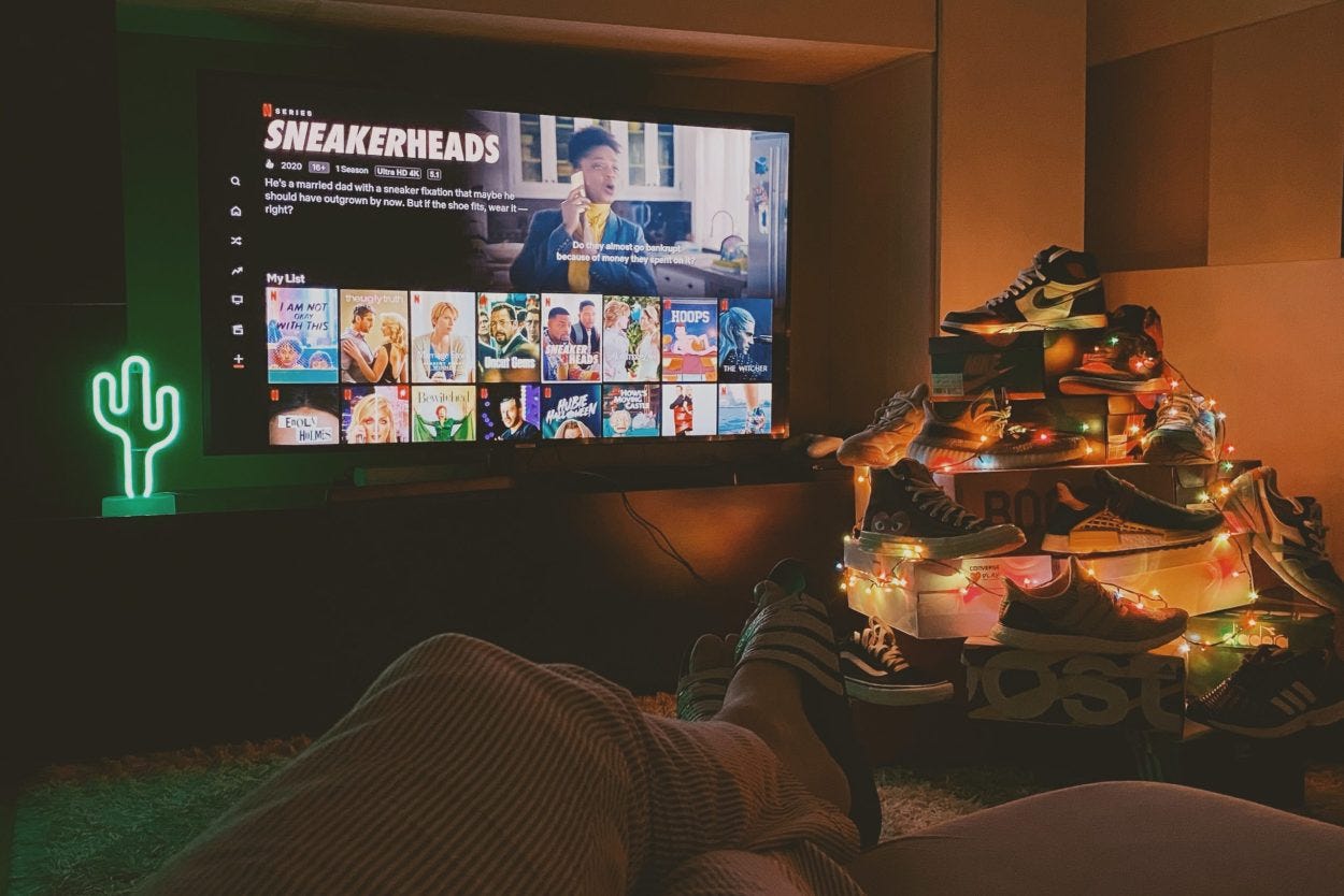 Movie Marathon Ideas for Cozy Winters with your Roommates | Roomi | blog