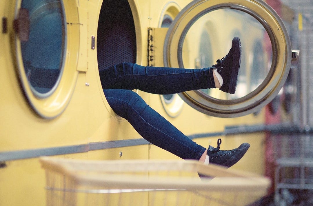 In einem Waschsalon schauen die Beine einer Person aus einer Waschmaschine heraus. (Bild: Pexels auf Pixabay) In einem Waschsalon schauen die Beine einer Person aus einer Waschmaschine heraus. (Bild: Pexels auf Pixabay)