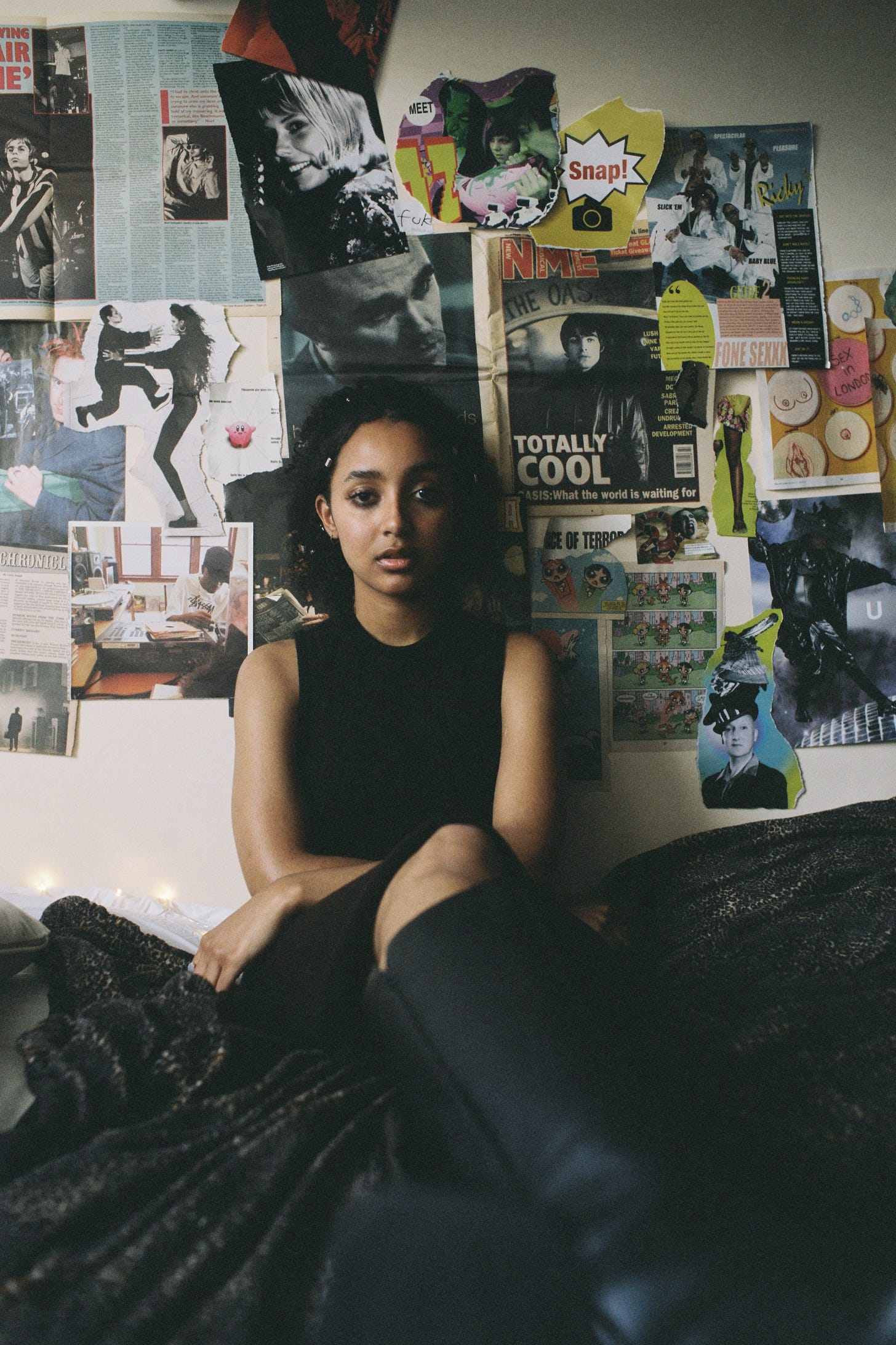 PinkPantheress with a poster of Liam from an NME cover in her bedroom : r/oasis