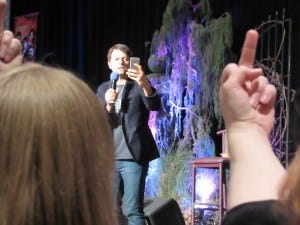 Fans flip off Shatner...