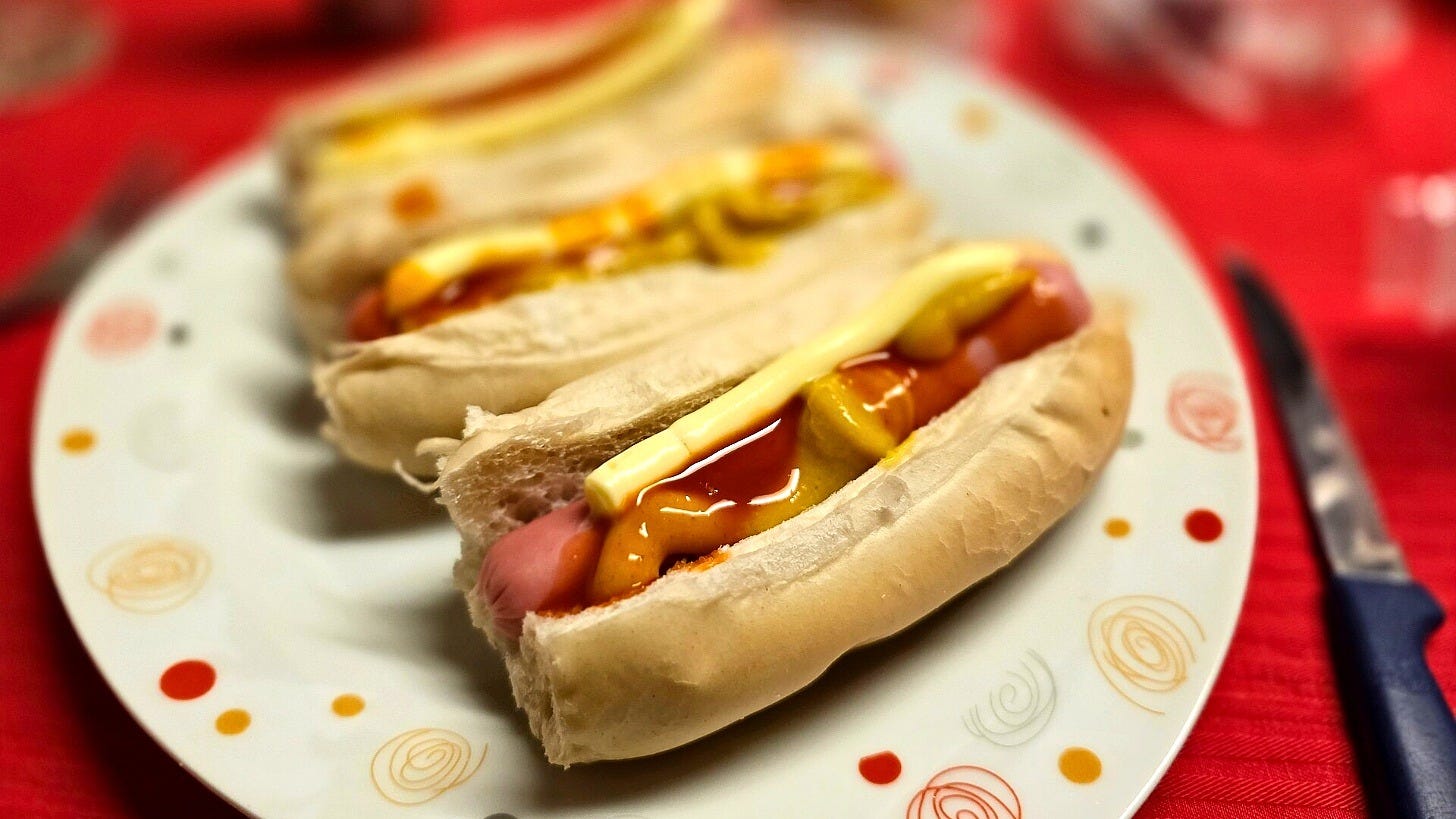 Hot dogs on a plate, not a recalled Kayem product. Image: Horacio Cambeiro via Wikimedia Commons