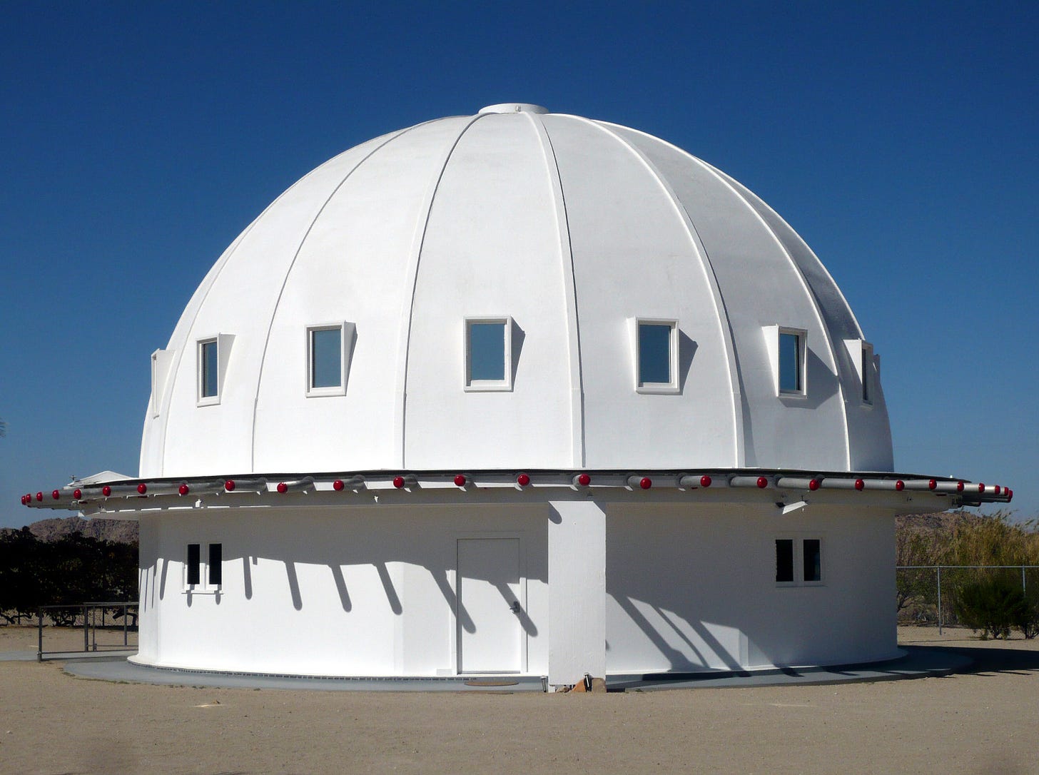 File:Integratron-3.jpg - Wikimedia Commons