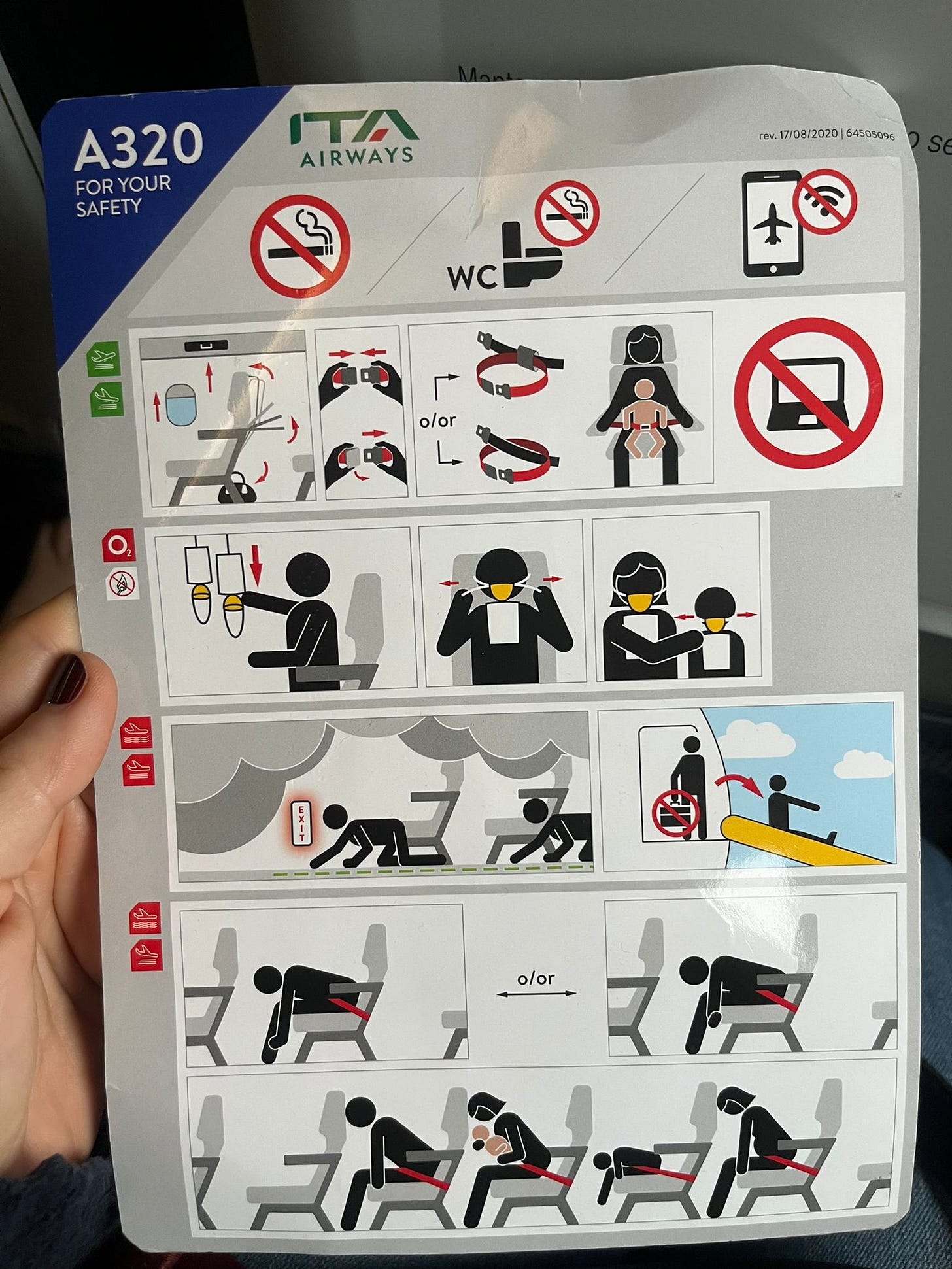 Istruzioni di Ita Airways dove si vede la madre che si prende cura della sicurezza del bimbo