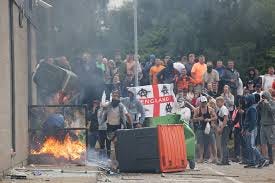 Far-right riots are ravaging the UK ...