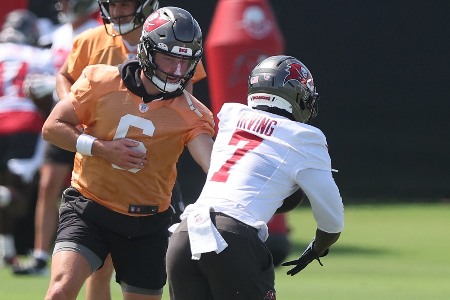 Baker Mayfield hands the ball off Baker Mayfield hands the ball off