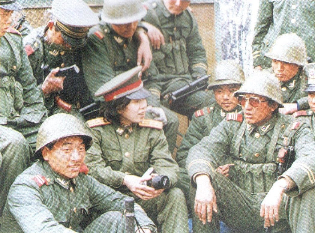 1989年3月，江林在西藏拉萨采访参加戒严的部队官兵。军报记者江志顺摄。