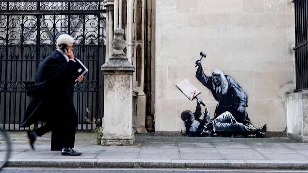 Banksy artwork showing judge beating protester appears on London, U.K.  court wall - National | Globalnews.ca