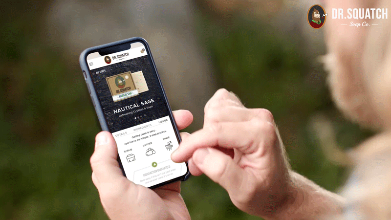 consumidor arrastando tela do celular e analisando avaliações de outros clientes num produto que quer comprar