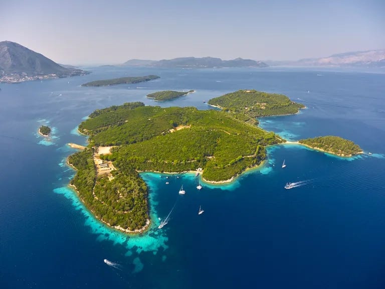 Vista aérea de Skorpios, la mítica isla de Aristóteles Onassis, donde se casó con Jacqueline Kennedy. Vista aérea de Skorpios, la mítica isla de Aristóteles Onassis, donde se casó con Jacqueline Kennedy.