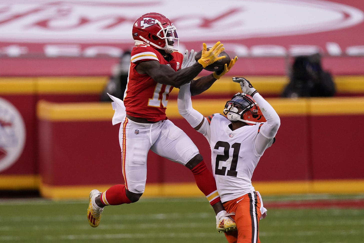 KC sends Tyreek Hill to Miami for picks; WR gets record deal | AP News