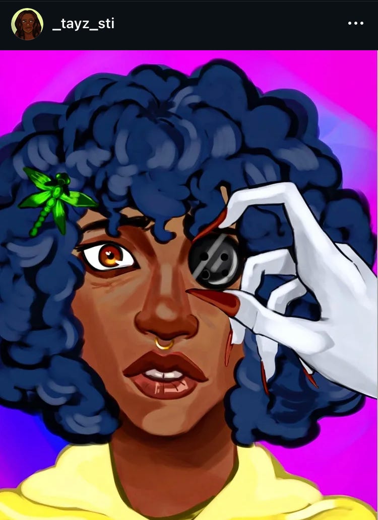sur fond rose flashy, plan rapproché sur le visage d'une personne noire. Il y a une libellule verte flashy dans ses cheveux lâchés, un sweat jaune, un tragus. Une main blanche cadavérique aux ongles longs et rouge foncés apparaît à sa gauche et dispose un bouton devant son oeil gauche.