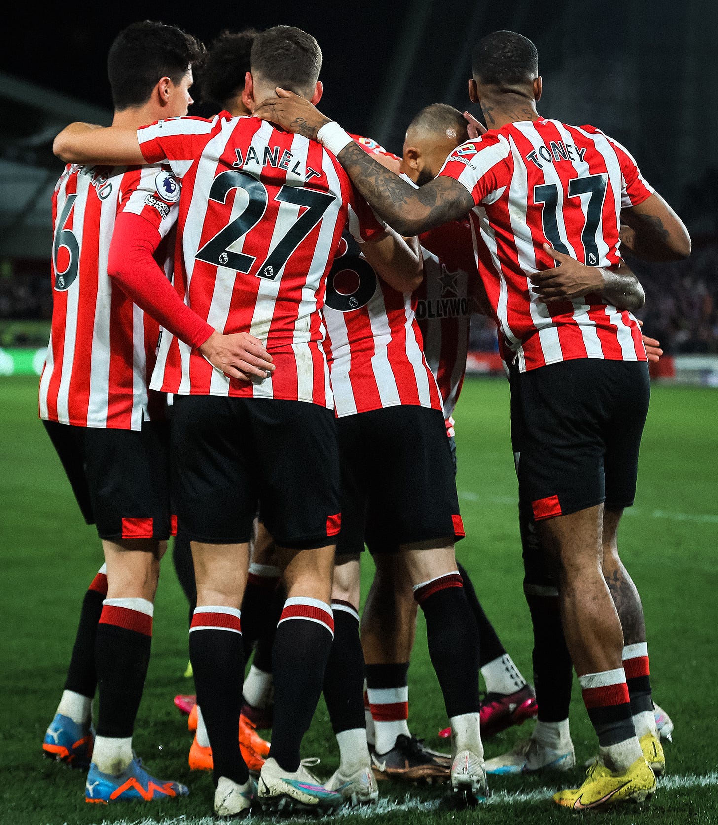 A group celebration shot following our 3-2 win over Fulham