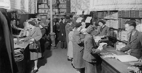 Ποιος εφηύρε την πρώτη πιστωτική κάρτα που εκδόθηκε από την τράπεζα;