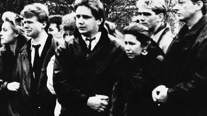图二、1989年2月23日,卡琳·格弗罗伊(Karin Gueffroy)(右三)在柏林鲍姆舒伦格陵园(Baumschulenweg Cemetery)参加儿子克里斯·格弗罗伊(Chris Gueffroy)的葬礼。(picture-alliance/AP Photo) 图二、1989年2月23日,卡琳·格弗罗伊(Karin Gueffroy)(右三)在柏林鲍姆舒伦格陵园(Baumschulenweg Cemetery)参加儿子克里斯·格弗罗伊(Chris Gueffroy)的葬礼。(picture-alliance/AP Photo)