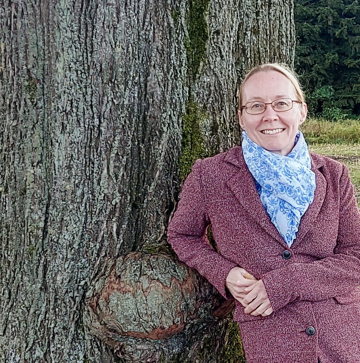 Claudia Kollschen leaning against a tree