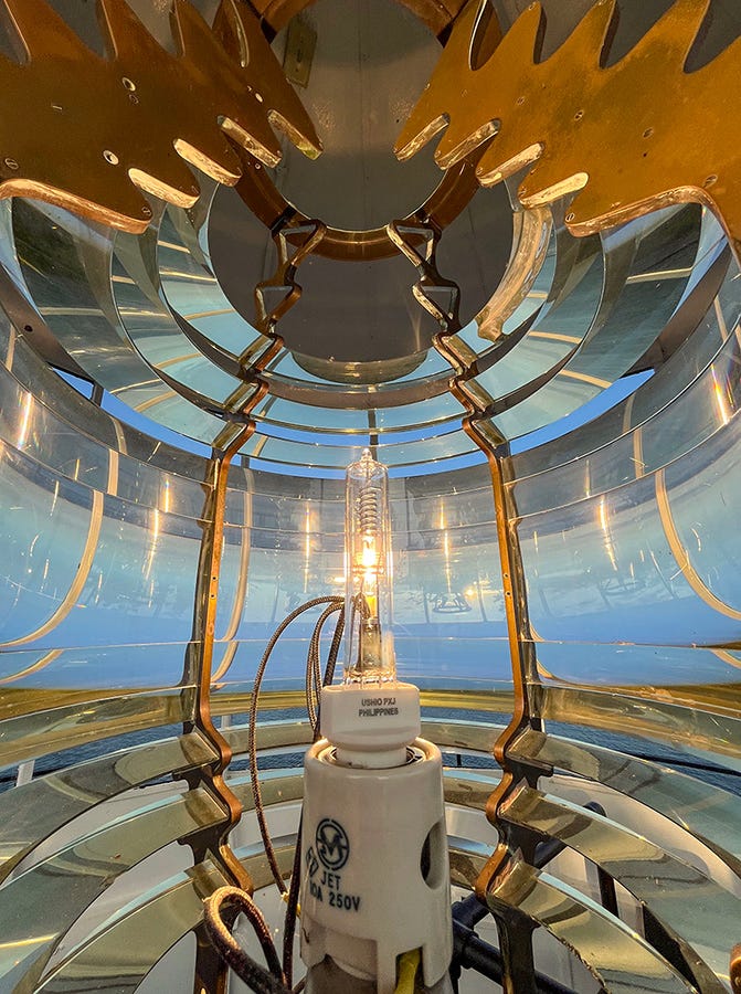 A fixed white light A fixed white light