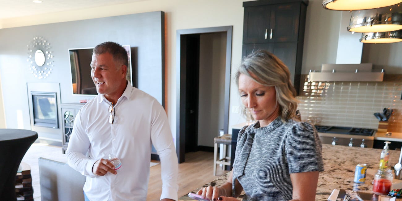 NFL legend, Hall of Fame inductee stumps for office-seeking sister in Sioux Falls