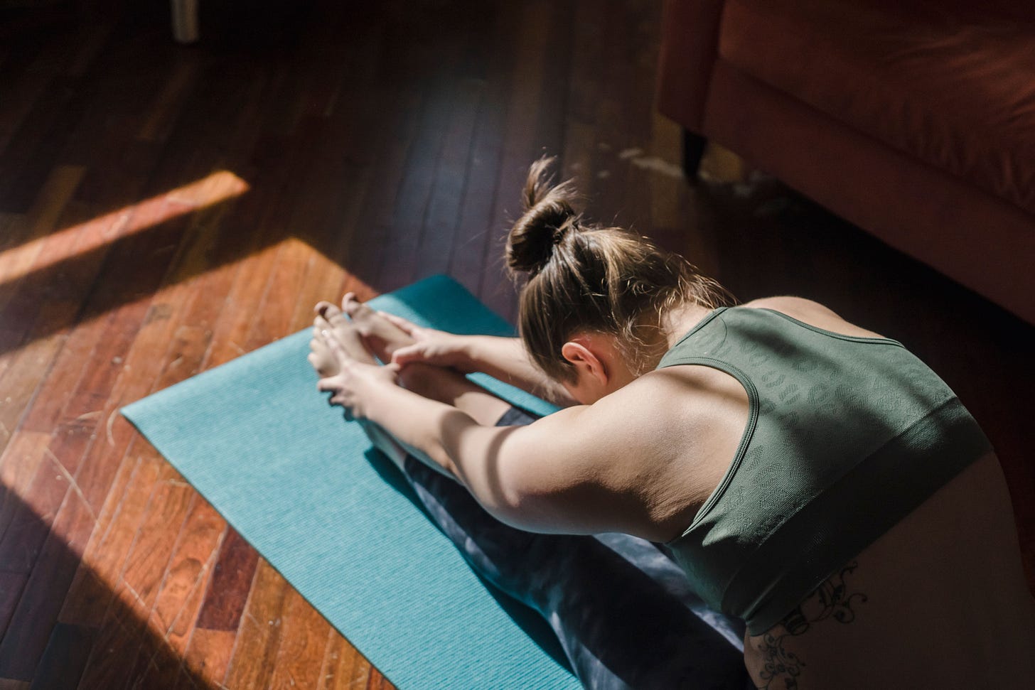 Eine Frau macht Entspannungsübungen auf einer Yogamatte. Eine Frau macht Entspannungsübungen auf einer Yogamatte.