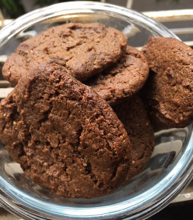 Close up of brownish cookies in a glassbowl. Close up of brownish cookies in a glassbowl.