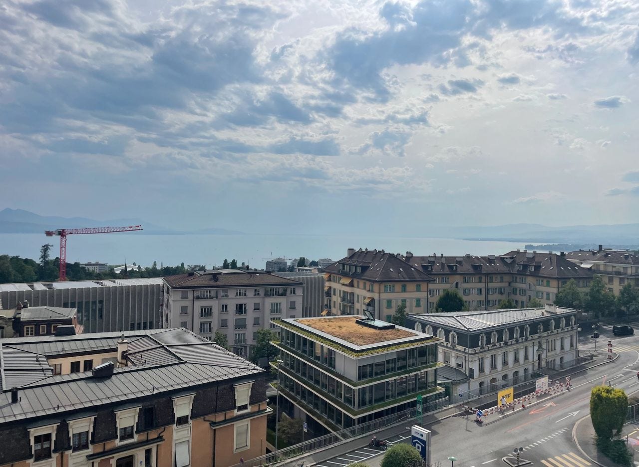 A panoramic view of Lausanne and Lac Léman, just a few minutes’ walk from Parc de Milan and the BDFIL outdoor exhibition.