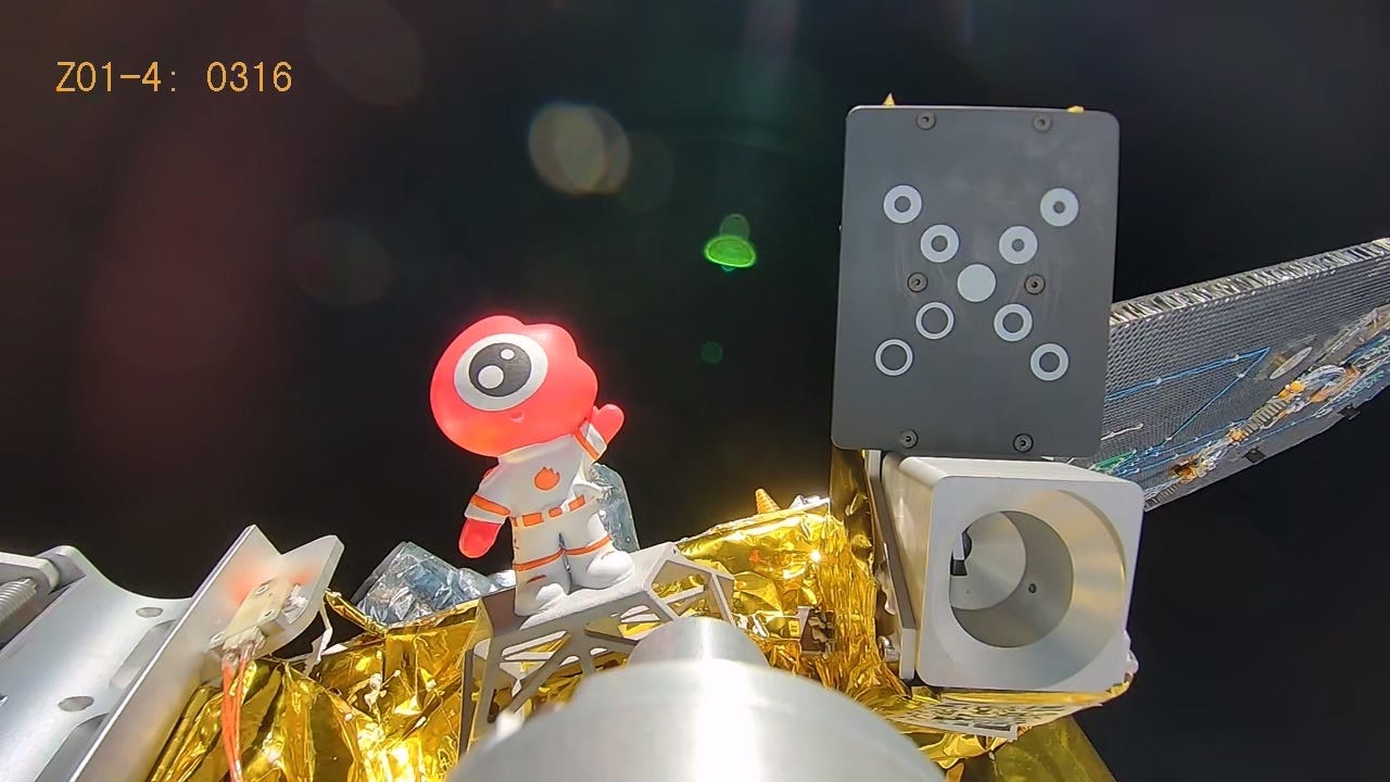 A figure of Weibo’s mascot next to Xiyuan-0’s robotic arm target for testing its maneuverability in microgravity.