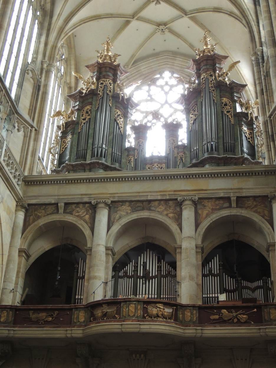 A organ in a church

AI-generated content may be incorrect.