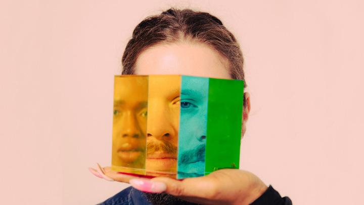 «Les personnes souffrant d'anxiété et de dépression ont tendance à présenter un manque de confiance en soi persistant.» | Nick Fancher <a href="https://unsplash.com/fr/photos/une-femme-tenant-un-morceau-de-papier-avec-une-image-du-visage-dun-homme-ekbOPoEdLlw" rel="nofollow">via Unsplash</a>