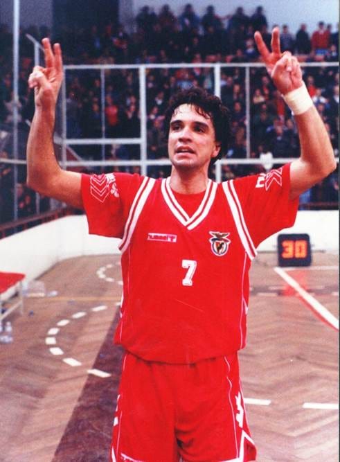 Uma imagem com pessoa, vestuário, Uniforme de desporto, roupa desportiva

Os conteúdos gerados por IA podem estar incorretos.