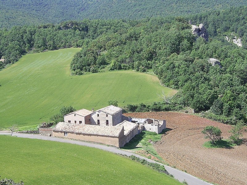 Fotografia de l’Hostal Roig. Gavet de la Conca, Montsec de Rúbies (o de Meià), Pallars Jussà. Lleida, Catalunya. Font Viquipèdia. Fotografia de l’Hostal Roig. Gavet de la Conca, Montsec de Rúbies (o de Meià), Pallars Jussà. Lleida, Catalunya. Font Viquipèdia.