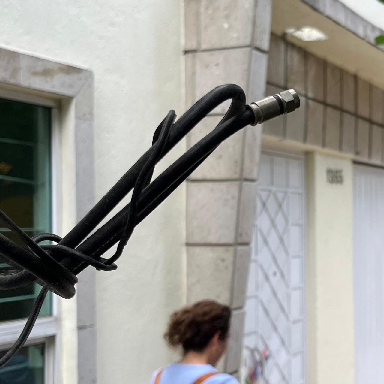 Cables de servicios de telecomunicaciones en desuso en la vía pública. Foto: JSG
