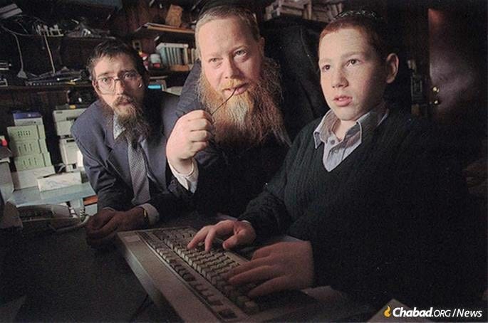 Eli Winsbacher, left, with Rabbi Kazen, and site webmaster Michoel Kazen, in February 1996. Eli Winsbacher, left, with Rabbi Kazen, and site webmaster Michoel Kazen, in February 1996.
