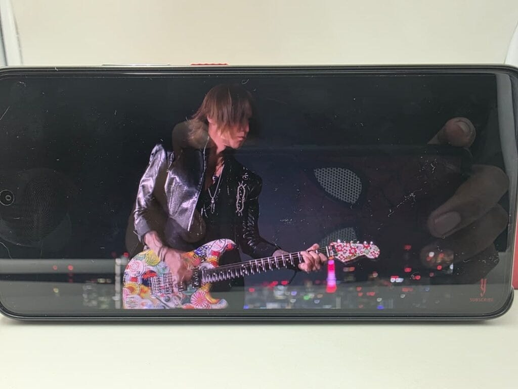 pantalla POCO X7 Pro Iron Man reproduciendo video calidad AMOLED
