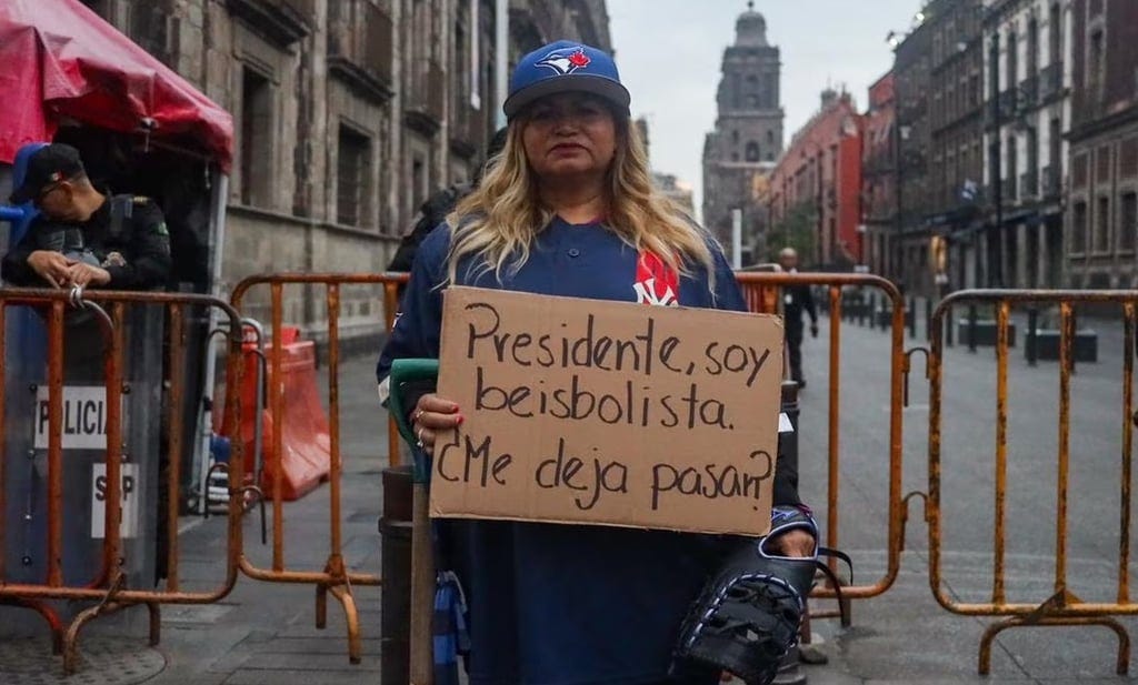 Ceci Flores, madre buscadora, se viste de beisbolista para buscar que AMLO  la atienda