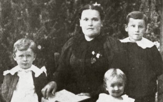 Harland Sanders (aged 7) stands next to his mother Margaret, with his brother Clarence (5) and sister Catherine (2), circa 1897. Harland Sanders (aged 7) stands next to his mother Margaret, with his brother Clarence (5) and sister Catherine (2), circa 1897.