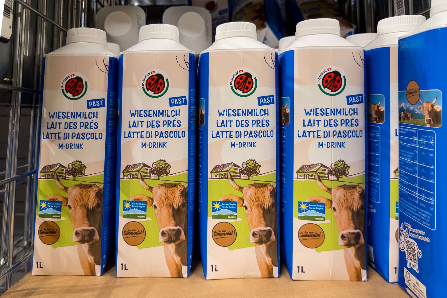 Mehrere Kartons IP-Suisse Wiesenmilch mit blauer Verpackung in einem Kühlegal. Dreisprachige Aufschrift auf der Verpackung: Wiesenmilch / Lait des prés / Latte di pascolo. Mehrere Kartons IP-Suisse Wiesenmilch mit blauer Verpackung in einem Kühlegal. Dreisprachige Aufschrift auf der Verpackung: Wiesenmilch / Lait des prés / Latte di pascolo.