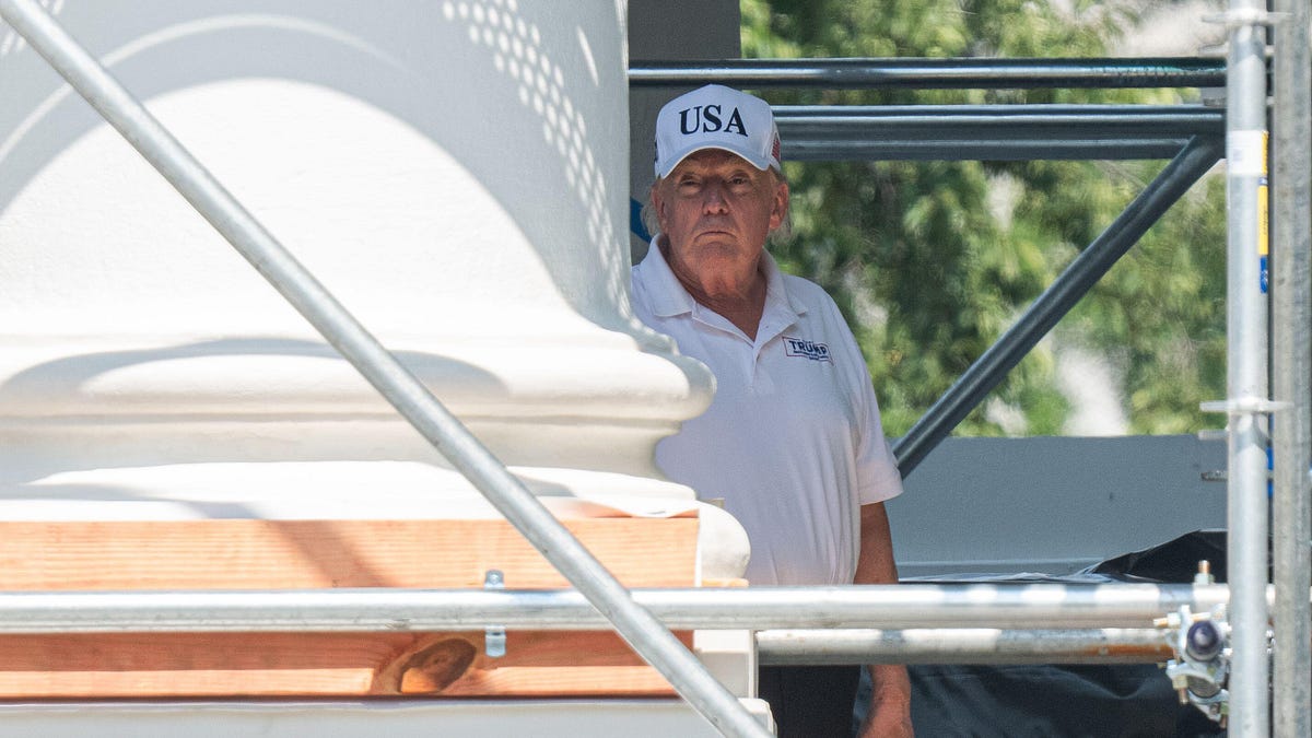 Trump vs. algae is the feud we deserve