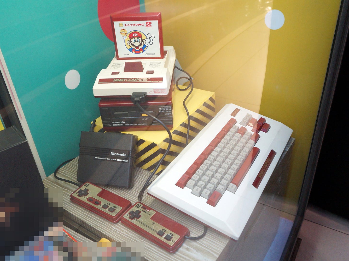 Foto de la famicom con su teclado, joysticks y diskettera de 3 1/2. Foto de la famicom con su teclado, joysticks y diskettera de 3 1/2.