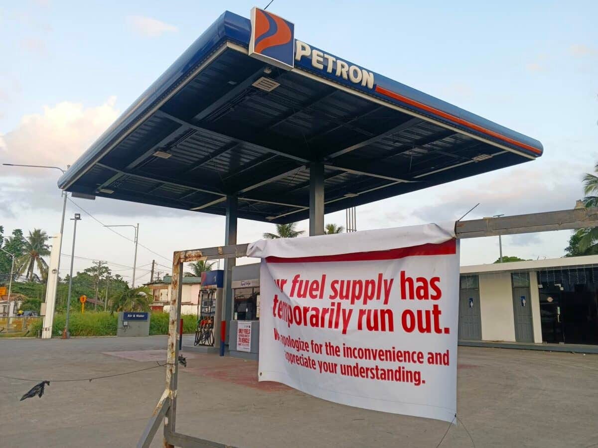 The number of gas stations that have closed due to supply constraints has dropped to 365, according to the Philippine National Police’s (PNP) monitoring as of Monday, March 30.
The number of gas stations that have closed due to supply constraints has dropped to 365, according to the Philippine National Police’s (PNP) monitoring as of Monday, March 30.