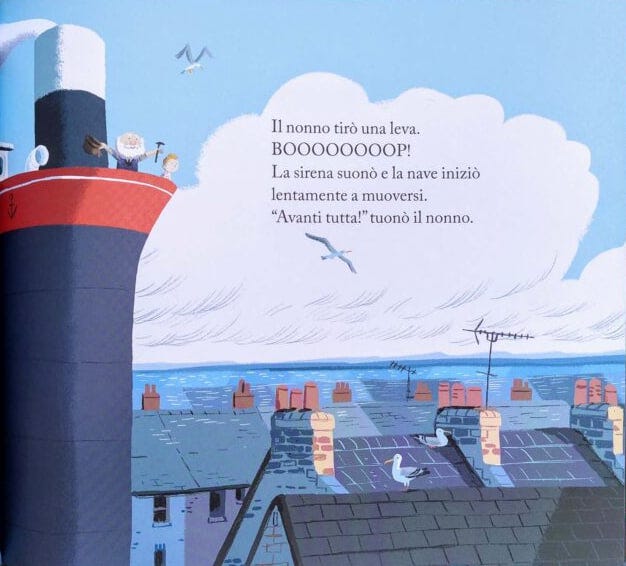 Illustrazione di un libro che mostra la prua di una grande nave scura con il bordo rosso che svetta sopra i tetti di una città costiera. In cima alla nave, un nonno con la barba bianca e un bambino salutano con gioia. Il testo descrive il momento in cui il nonno tira la leva della sirena per partire, mentre i gabbiani volano nel cielo azzurro sopra i camini delle case.
